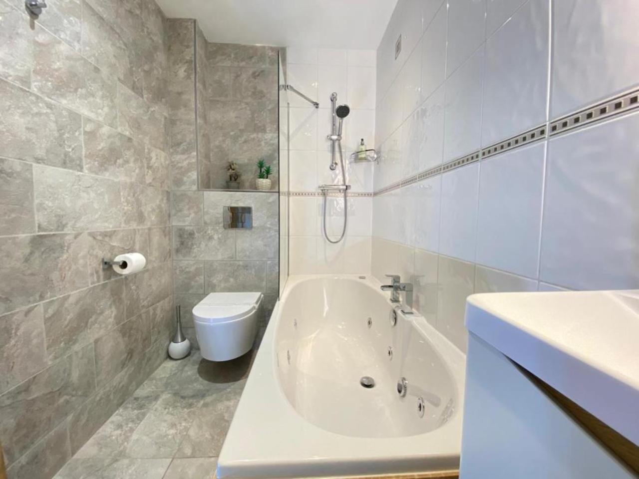 Chalet Lune Nestled Between District And Yorkshire Dales *